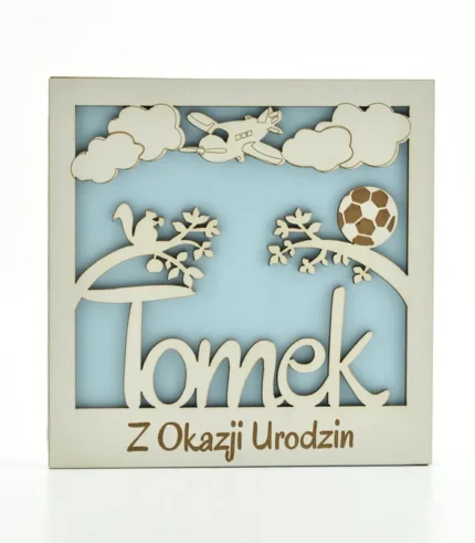 Kartka drewniana na urodziny z imieniem Tomek, 14×14 cm
